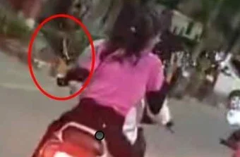 देर रात सड़क पर शराब पार्टी! युवतियों के हाथ में बीयर और सिगरेट देख हर कोई रह गया हैरान